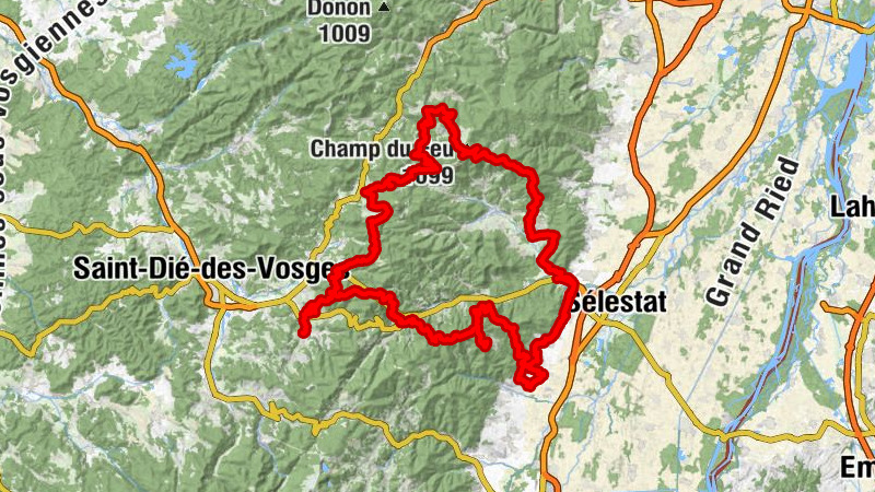 Berge, Weinberge und Schlösser im Elsass und im Vogesenmassiv